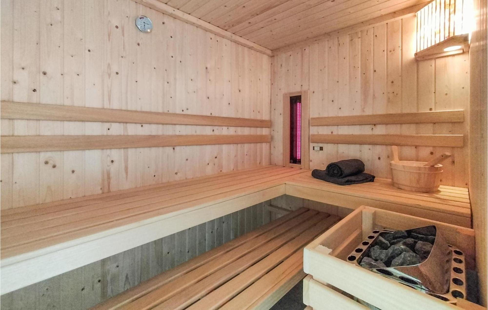 Cozy Home In Oosterwolde With Sauna Extérieur photo